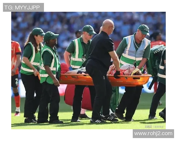 足球明星突发心脏骤停抢救视频引发全球关注与讨论